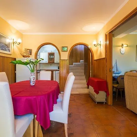 Vikendica Holiday Home Trsteno *